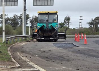 ¡Atención conductores! Trabajan en la reparación del pavimento sobre la Autovía Artigas a la altura de Chajarí