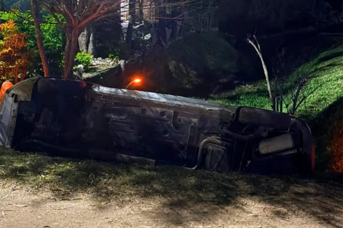 Remisero maniobro en reversa y terminó volcando a la altura de un puente en Chajarí
