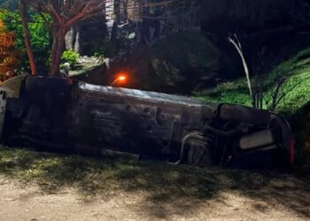 Remisero maniobro en reversa y terminó volcando a la altura de un puente en Chajarí