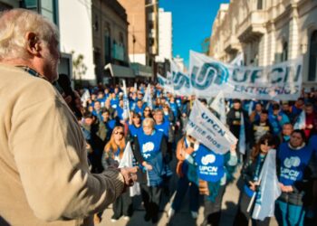 REFORMA PREVISIONAL: Masiva marcha de UPCN en el Senado provincial en defensa de la Caja de Jubilaciones