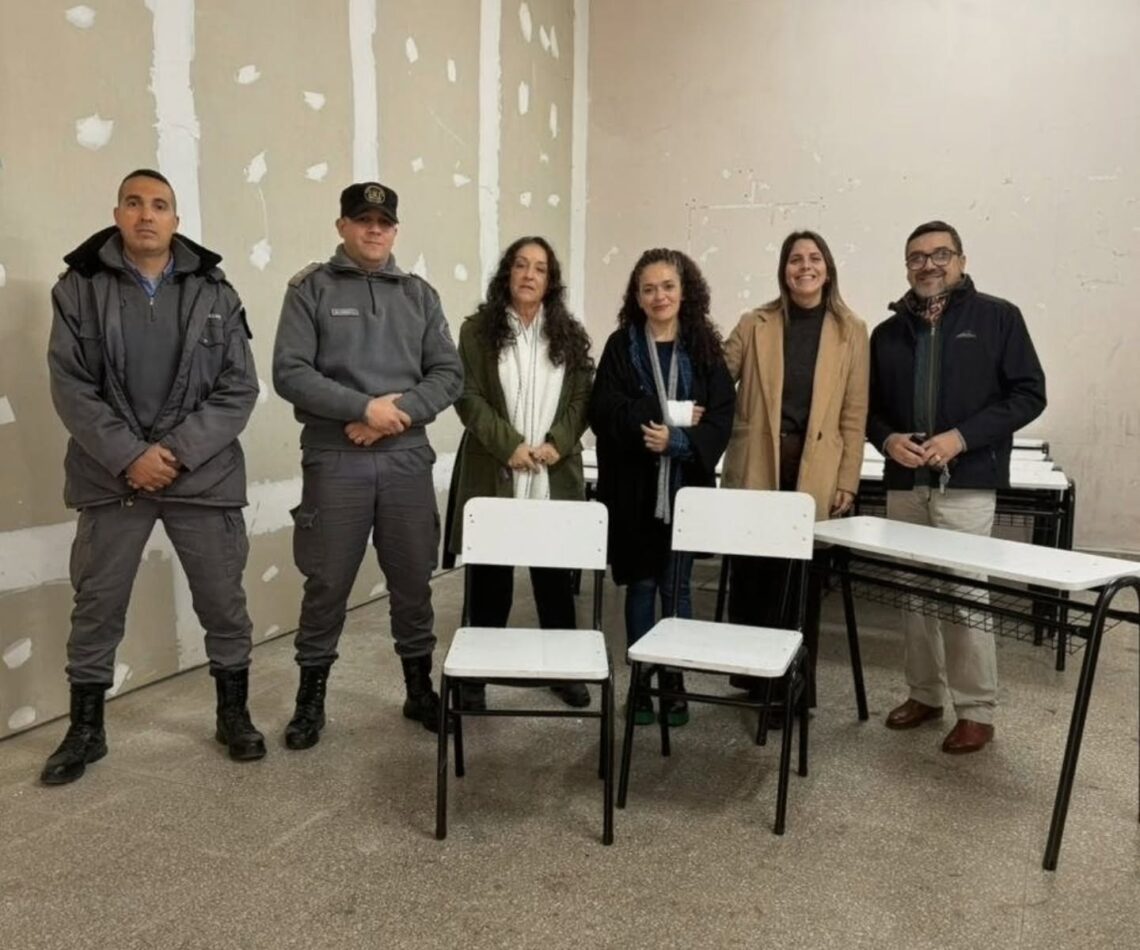 La Coordinación de Educación de Jóvenes y Adultos entregó mobiliario restaurado a la Escuela Gerardo Victorín