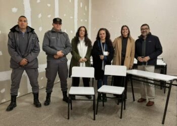 La Coordinación de Educación de Jóvenes y Adultos entregó mobiliario restaurado a la Escuela Gerardo Victorín