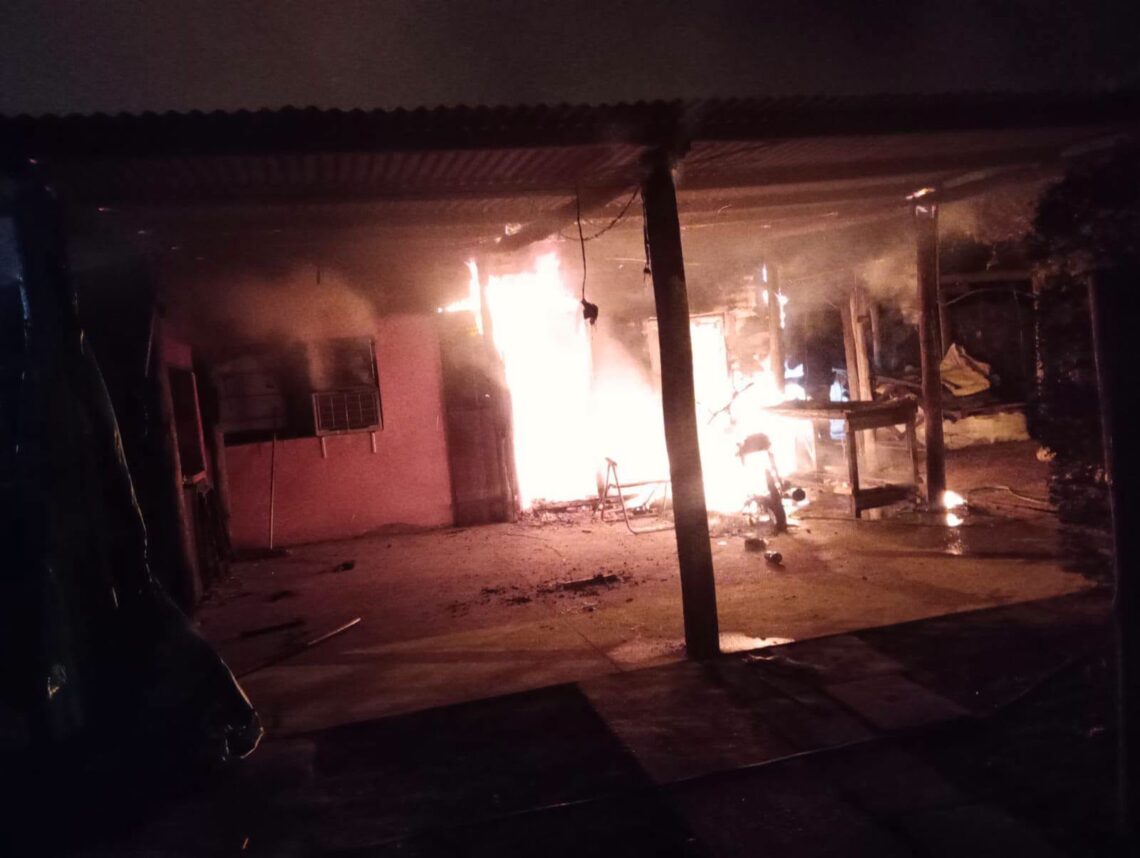 Un voraz incendio destruyó por completo la vivienda de una conocida familia