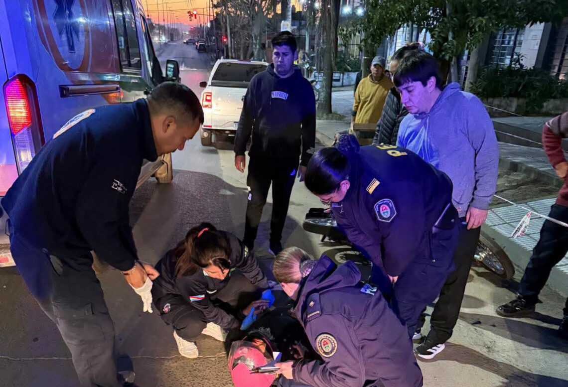 Choque y fuga en Concordia: un automovilista atropelló a una motociclista y escapó