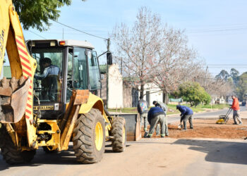 La Municipalidad realiza obras de bacheo con materiales y recursos propios
