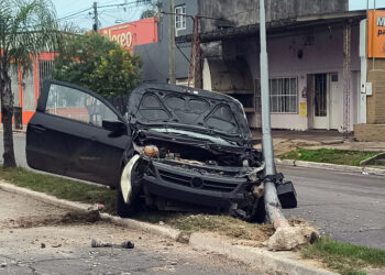 Despiste y violento choque en Avenida San Lorenzo: una camioneta se estrelló contra un poste de luz