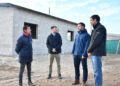 Azcué recorrió las viviendas del Barrio Agua Patito que serán destinadas a familias que viven en zonas inundables