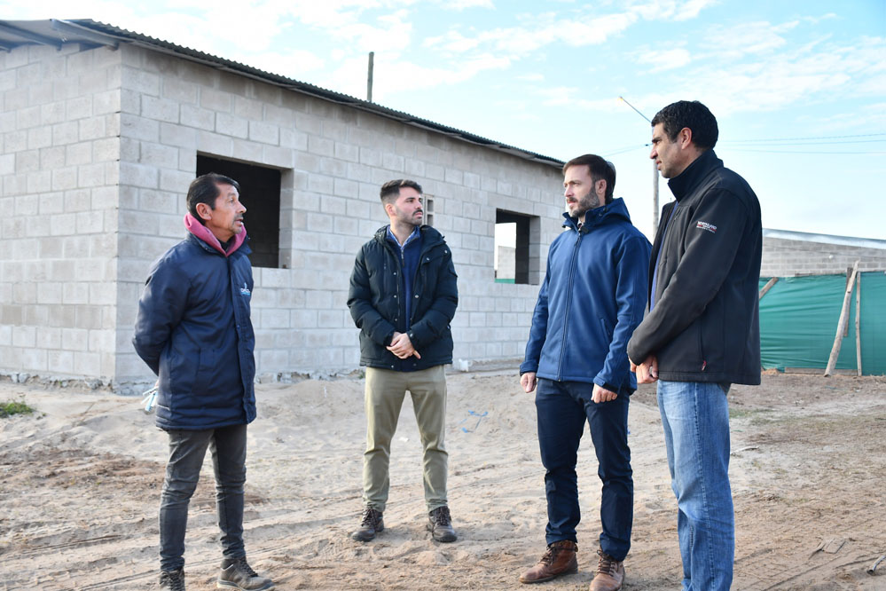 Azcué recorrió las viviendas del Barrio Agua Patito que serán destinadas a familias que viven en zonas inundables