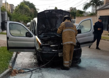 Bomberos controlaron el incendio de una Peugeot Partner en Concordia