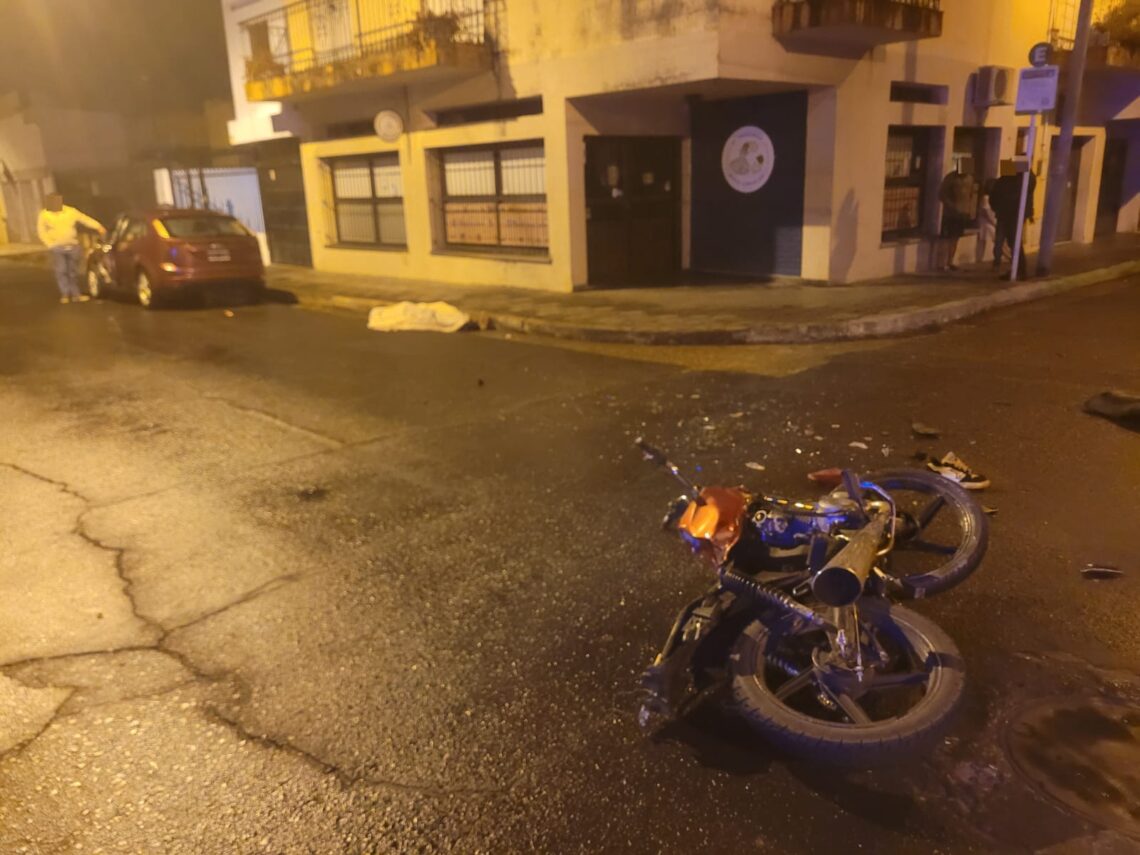 Trágico siniestro vial en San Juan y Carriego: murió un joven motociclista y una mujer resultó herida