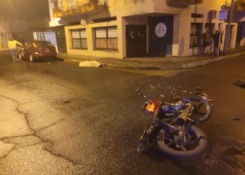 Trágico siniestro vial en San Juan y Carriego: murió un joven motociclista y una mujer resultó herida