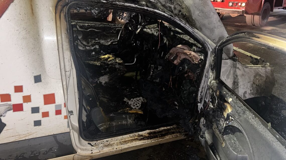 Susto en pleno centro: Un utilitario se incendió por completo mientras circulaba por calle Hipólito Yrigoyen