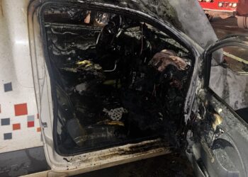 Susto en pleno centro: Un utilitario se incendió por completo mientras circulaba por calle Hipólito Yrigoyen