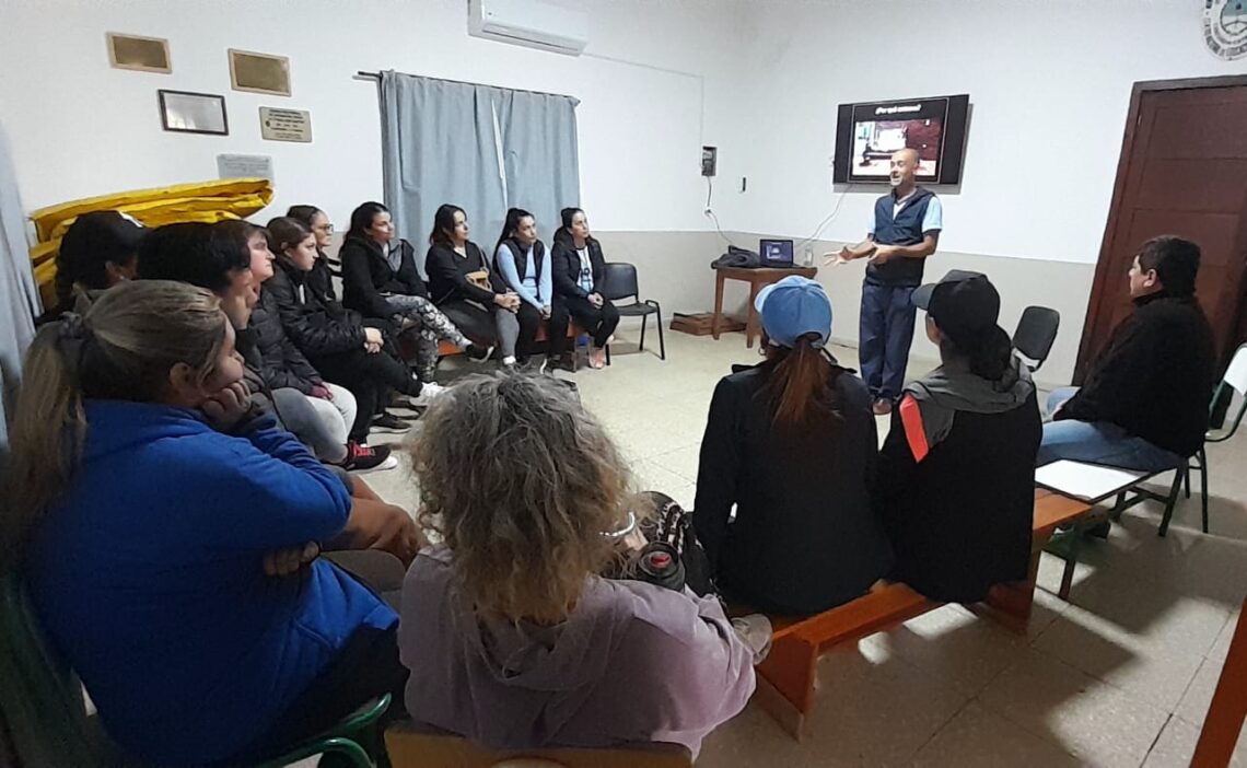 «Las 23 horas restantes son tan importantes como la hora de entrenar»: Destacada charla del Dr. Nicolás Hollmann en el CEF N°4