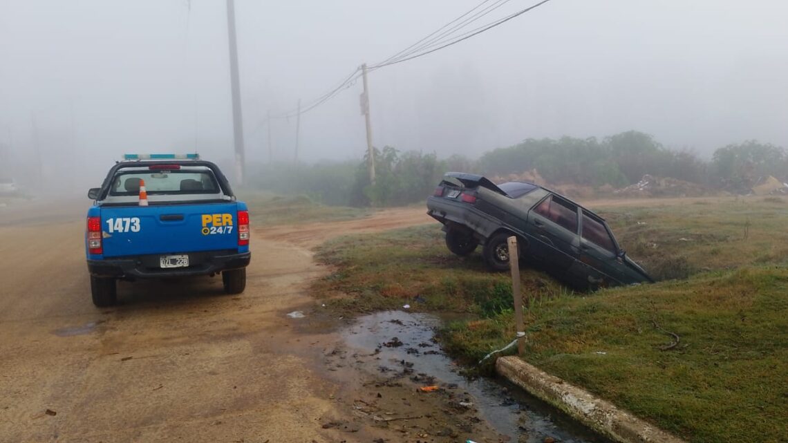 Un auto siguió de largo en una intersección y cayó dentro de una zanja