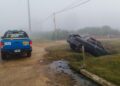 Un auto siguió de largo en una intersección y cayó dentro de una zanja