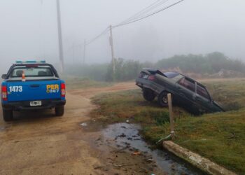 Un auto siguió de largo en una intersección y cayó dentro de una zanja