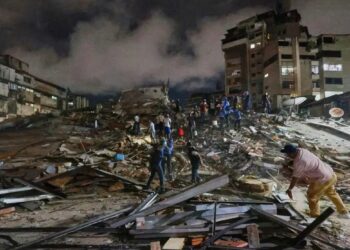 Devastación y caos por los terremotos en Venezuela: los muertos llegan a 164 y siguen buscando entre los escombros