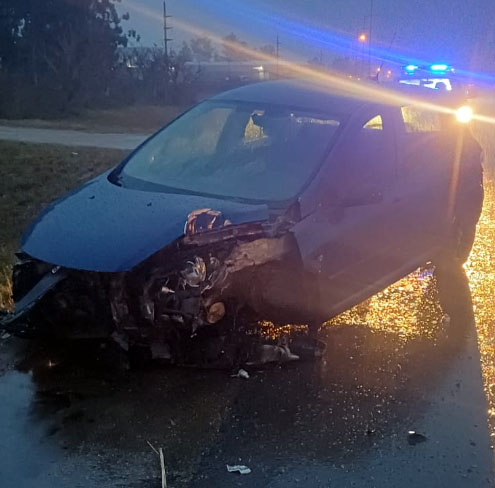 Un auto intentó un ingreso antirreglamentario y chocó contra un camión
