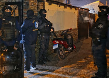 Narcotráfico: Desbaratan un búnker de droga en Barrio Fátima, detienen a tres personas y un policía fue atacado por un pitbull