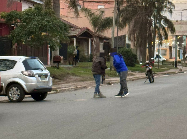 Un auto se fue para atrás al ingresar a un garaje y una joven está en terapia intensiva