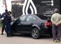 Múltiples allanamientos por robo de motos y extorsiones: secuestraron un auto, motopartes y hay un detenido.