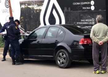 Múltiples allanamientos por robo de motos y extorsiones: secuestraron un auto, motopartes y hay un detenido.