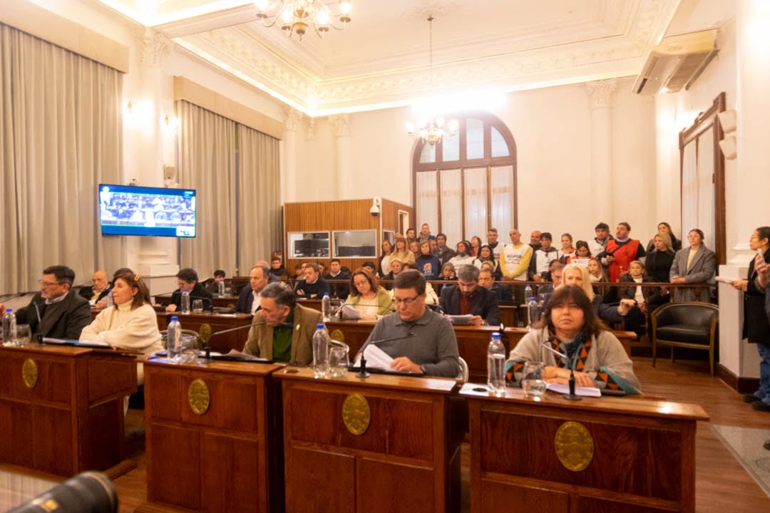 Tensión por la reforma previsional: los gremios ingresaron al recinto del Senado para rechazar el proyecto