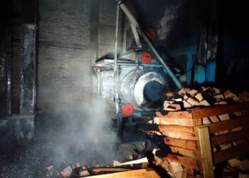 Susto en la madrugada de Concordia: Bomberos combatieron un incendio en un galpón de pallets sobre avenida Presidente Perón