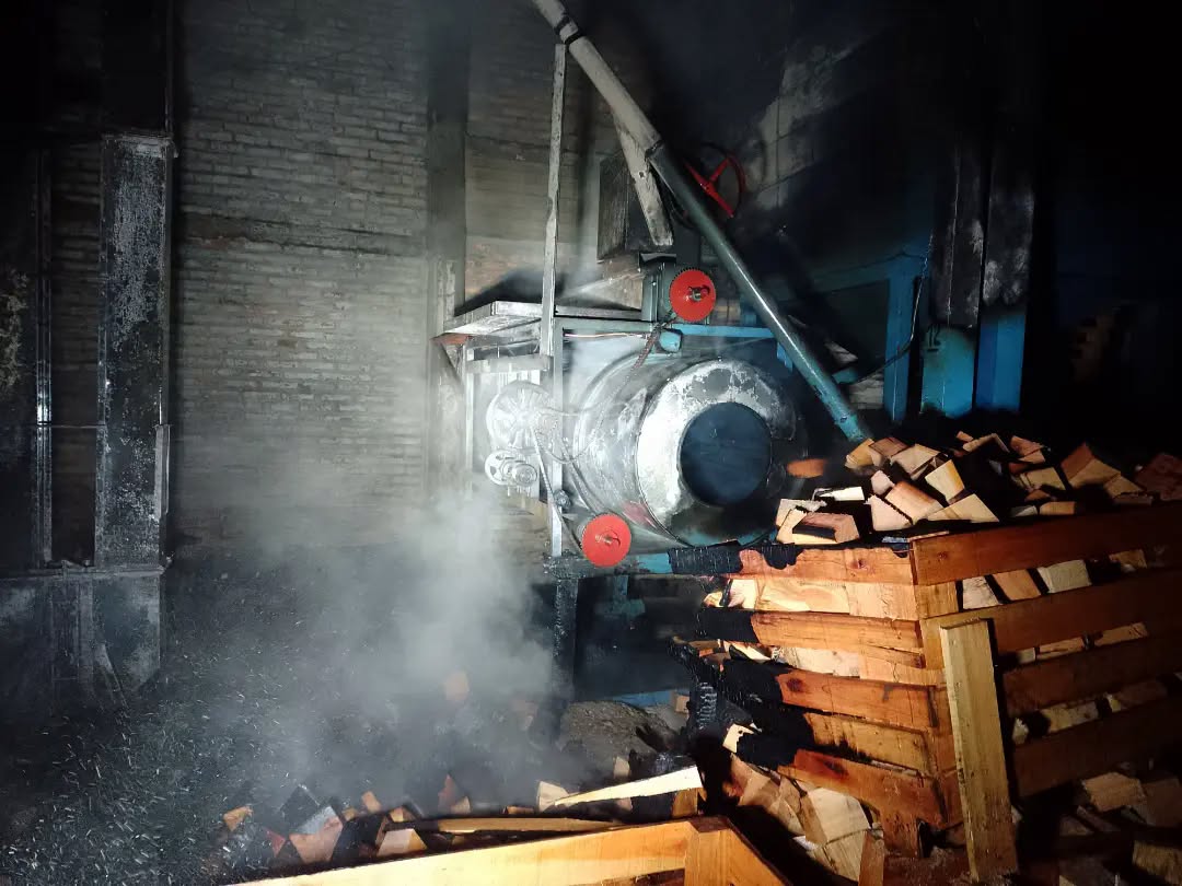 Susto en la madrugada de Concordia: Bomberos combatieron un incendio en un galpón de pallets sobre avenida Presidente Perón