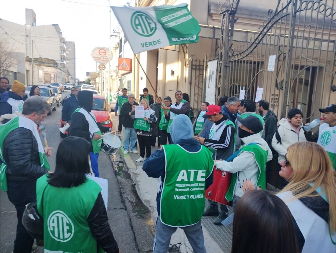 Con una caravana, A.T.E. Concordia marchó en rechazo a la reforma de la Caja de Jubilaciones provincial