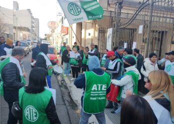 Con una caravana, A.T.E. Concordia marchó en rechazo a la reforma de la Caja de Jubilaciones provincial
