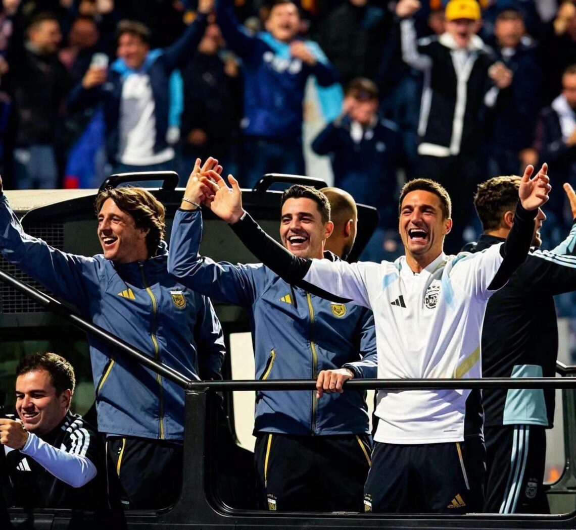 Una multitud recibió a la Selección Argentina en Ezeiza tras la final del Mundial