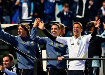 Una multitud recibió a la Selección Argentina en Ezeiza tras la final del Mundial