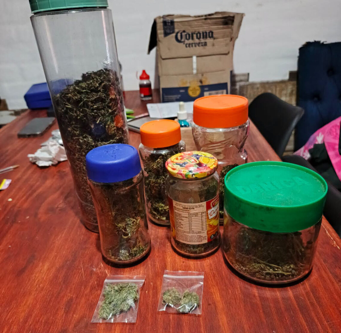 Usaban un local de reparación de celulares como fachada para vender droga con delivery: dos detenidos