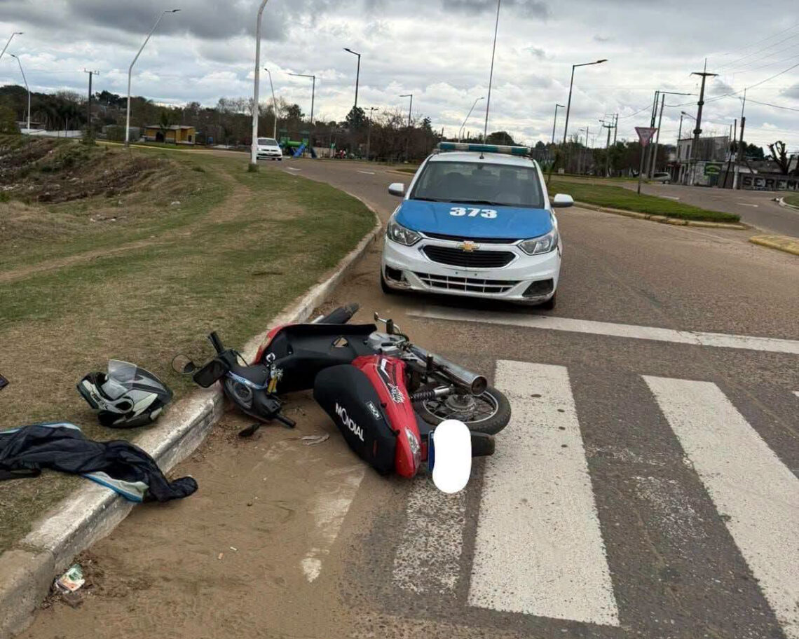Con 1,98 de alcohol en sangre chocó a un motociclista, huyó y lo detuvo un policía de franco