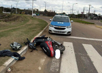 Con 1,98 de alcohol en sangre chocó a un motociclista, huyó y lo detuvo un policía de franco