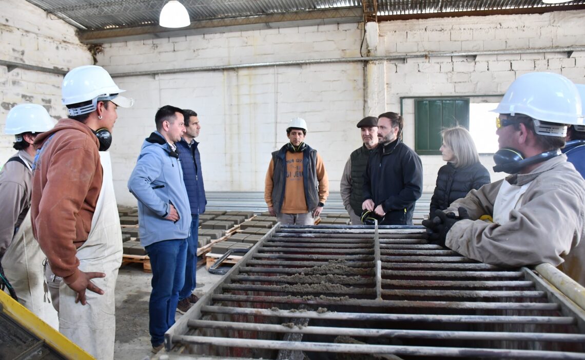 Azcué en la nueva planta municipal de adoquines: “seguimos invirtiendo y creciendo en infraestructura”