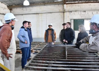 Azcué en la nueva planta municipal de adoquines: “seguimos invirtiendo y creciendo en infraestructura”