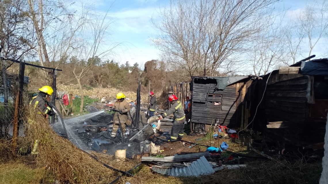 Un voraz incendio destruyó una casilla y afectó a otra en el asentamiento de La Bianca