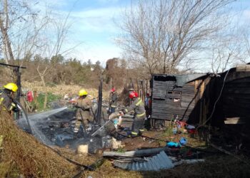 Un voraz incendio destruyó una casilla y afectó a otra en el asentamiento de La Bianca