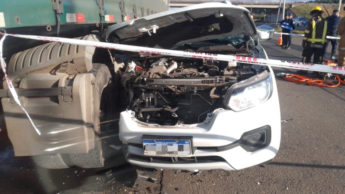 Tragedia en la Autovía 14: Un brutal choque contra un camión estacionado dejó dos muertos y dos heridos