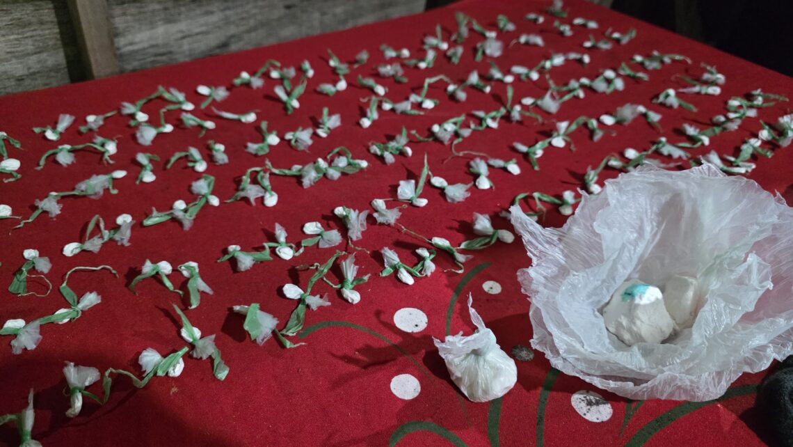 Se metió en la casa de una vecina para escapar de la Policía y lo atraparon con 158 dosis de cocaína