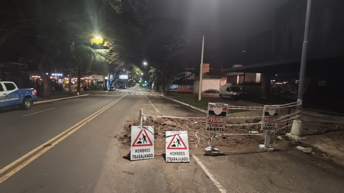Un motociclista resultó con fractura tras chocar contra un montículo de tierra en la Avenida Eva Perón
