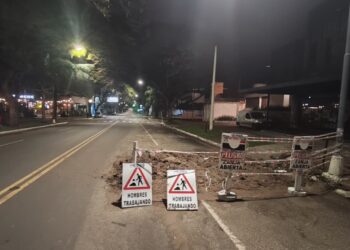 Un motociclista resultó con fractura tras chocar contra un montículo de tierra en la Avenida Eva Perón