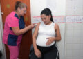 Salud insta a reforzar la vacunación en personas gestantes para prevenir infecciones respiratorias graves en lactantes