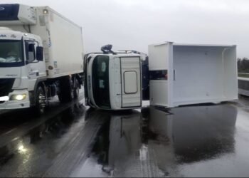 Vuelco de camión en la Autovía Gervasio Artigas dos personas lesionadas