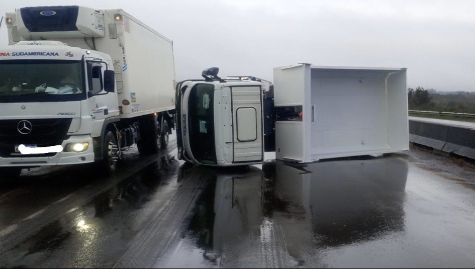 Vuelco de camión en la Autovía Gervasio Artigas dos personas lesionadas