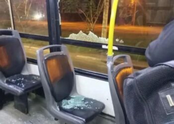 Atacaron a piedrazos a un colectivo de la Línea 1: una pasajera terminó con una herida en el ojo