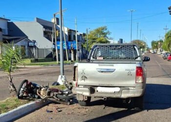 Un motociclista chocó contra una camioneta en un semáforo y terminó hospitalizado con fracturas